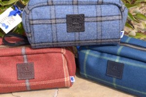 Read more about the article J&L Tweed- Men’s Large Wash Bag